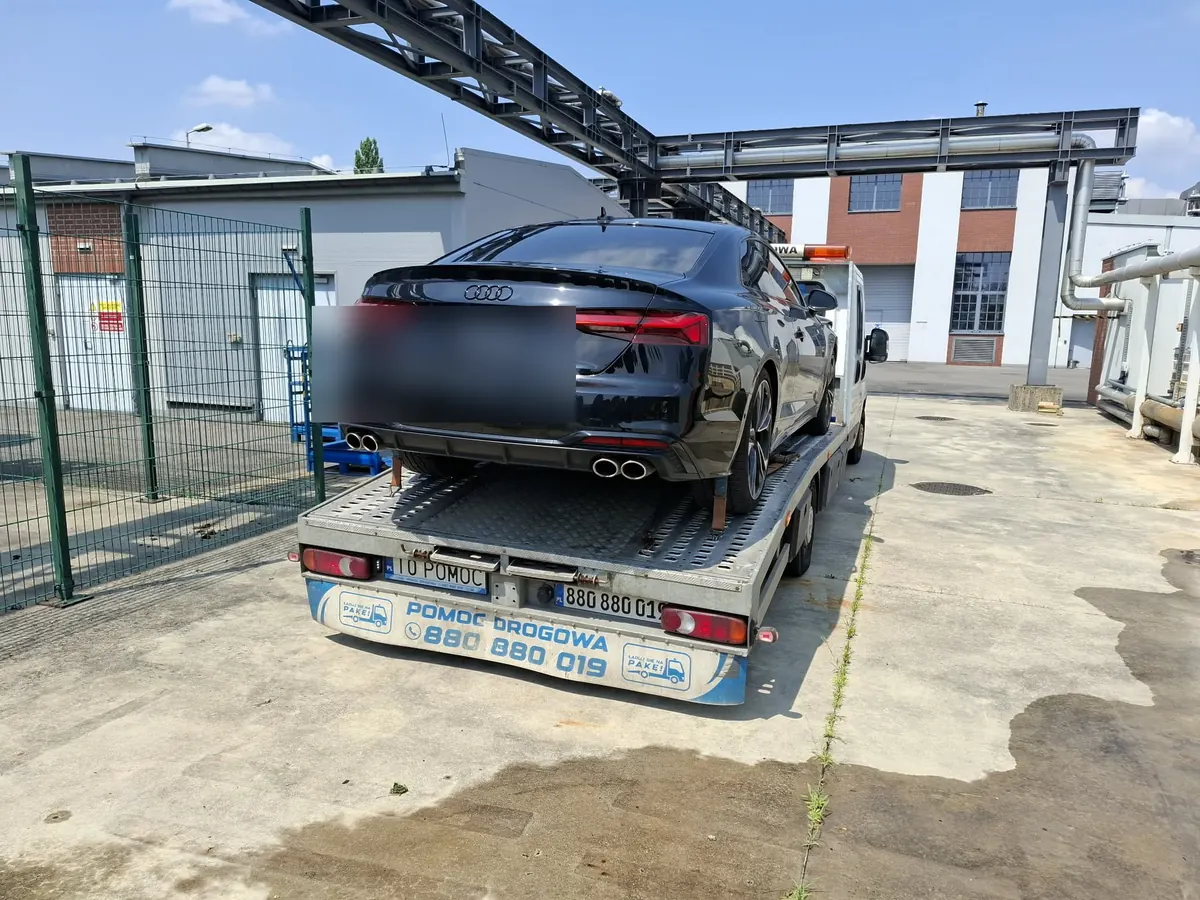 Laweta od tyłu z Audi S5 na platformie