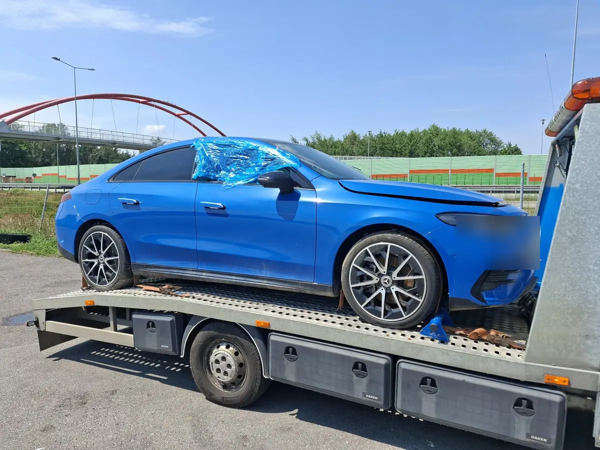 Niebieskie BMW po kolizji na lawecie, widok od kabiny