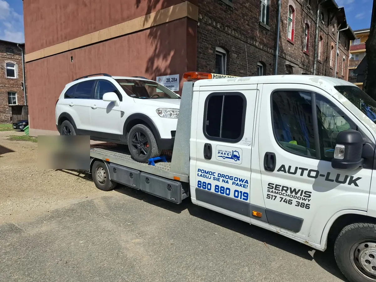 Chevrolet Captiva na lawecie między kamienicami