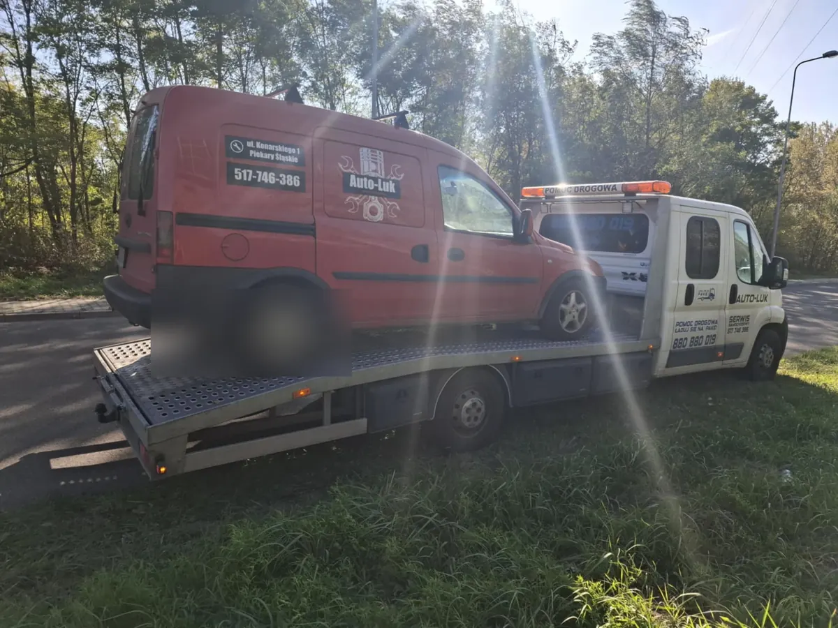 Czerwony Opel Combo na lawecie w słońcu