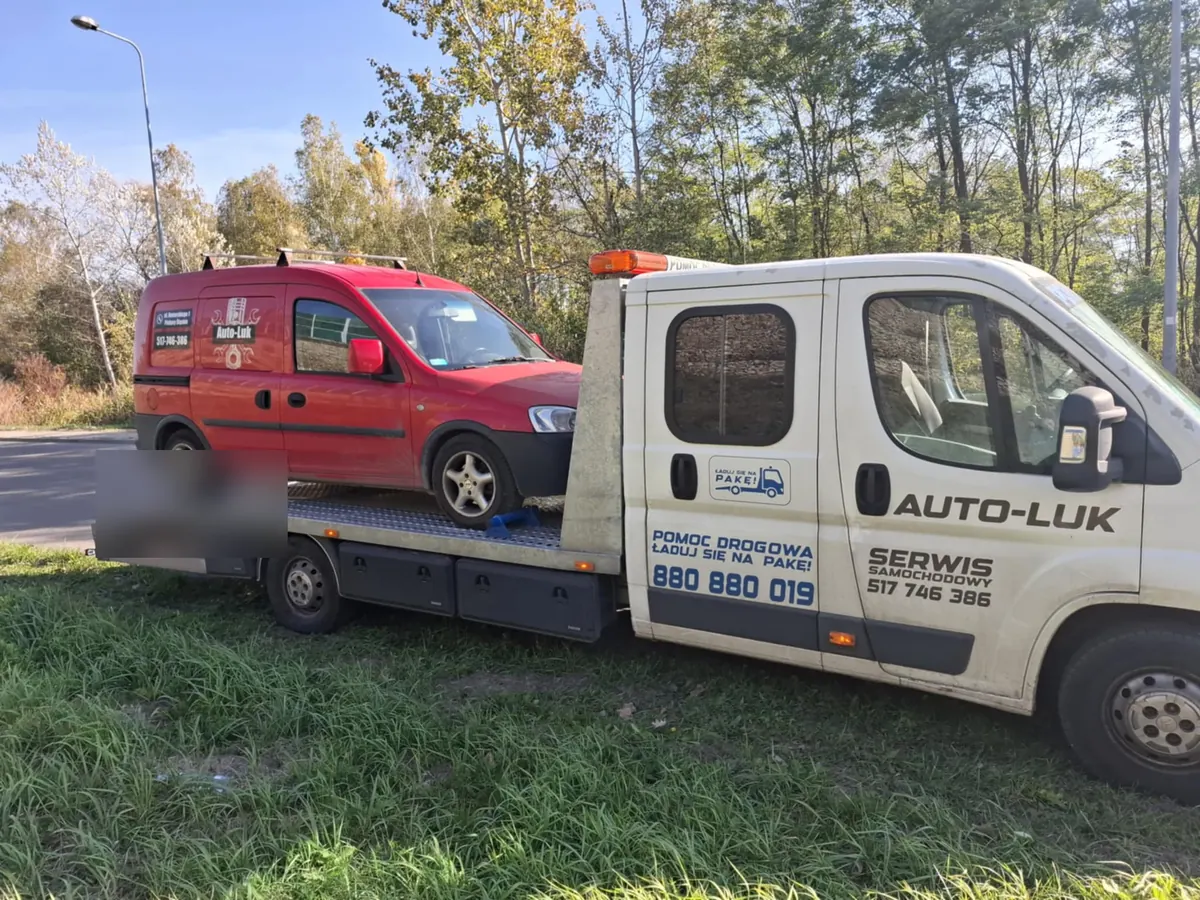 Czerwony Opel Combo na lawecie przy lesie