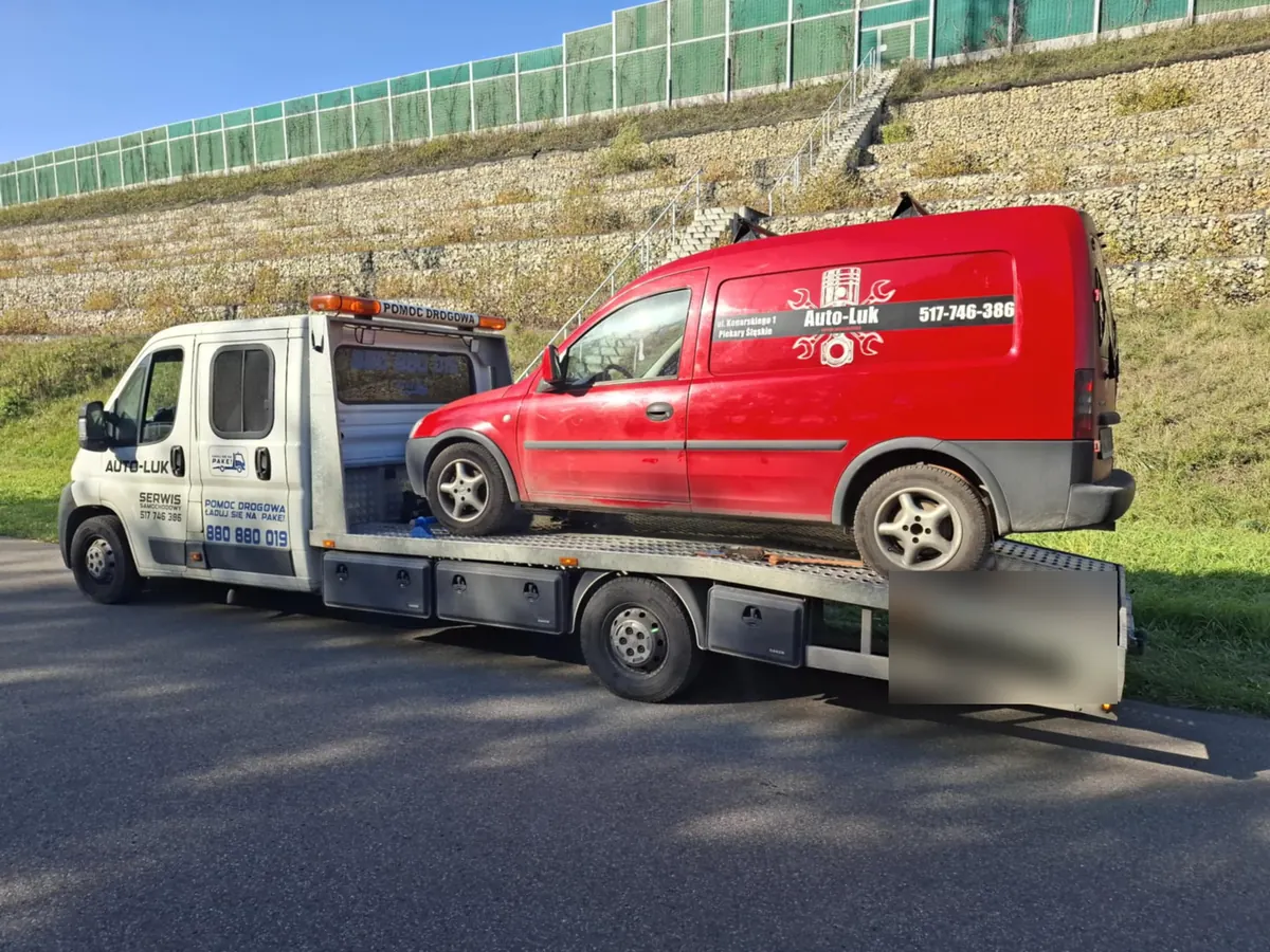 Czerwony Opel Combo na lawecie przy gabionach autostrady