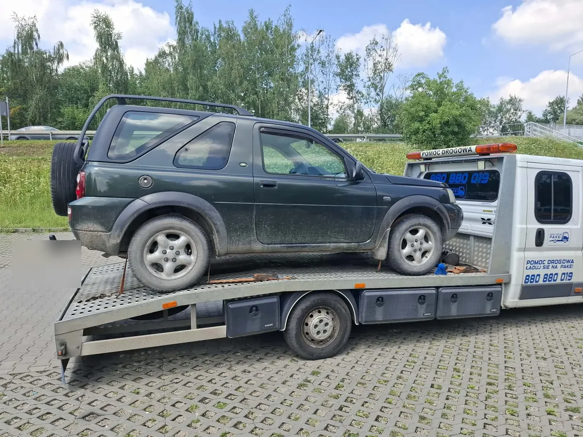 Land Rover Freelander na platformie lawety