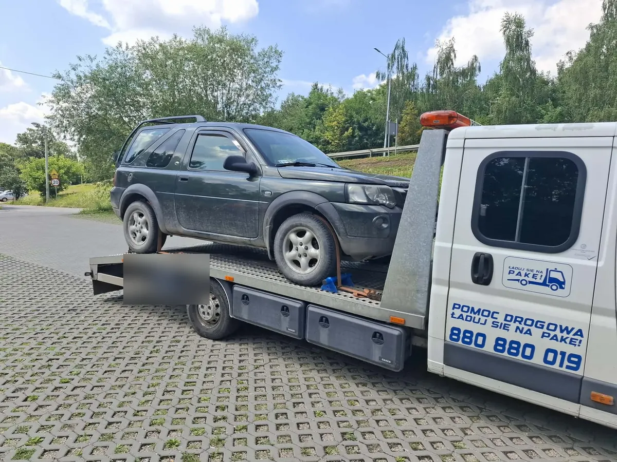 Land Rover Freelander na lawecie na parkingu