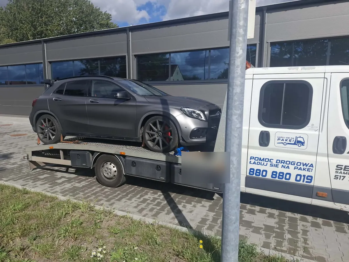Ciemnoszary Mercedes GLA na lawecie przed halą