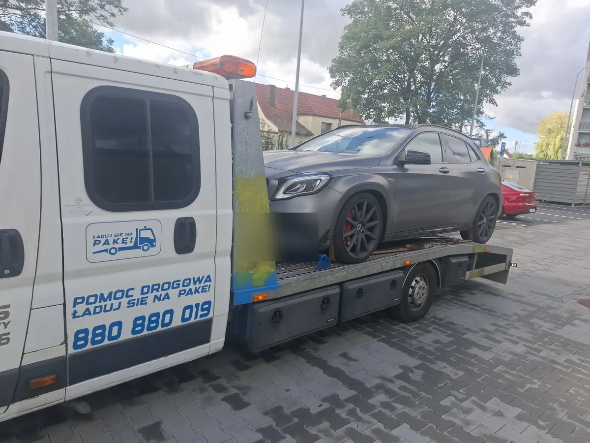 Mercedes GLA na platformie lawety Ładuj się na Pakę, kabina z numerem 880 880 019