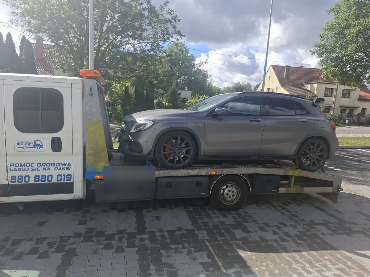 Mercedes GLA na lawecie przy domach