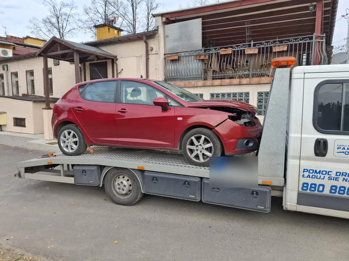 Czerwony Seat Ibiza z rozbitym przodem na lawecie
