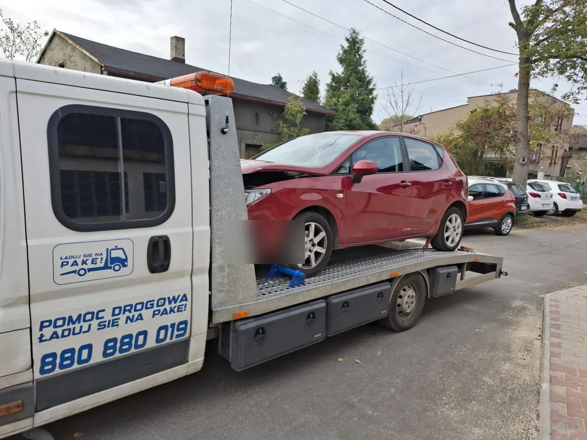 Czerwony Seat Ibiza na lawecie, widok od kabiny