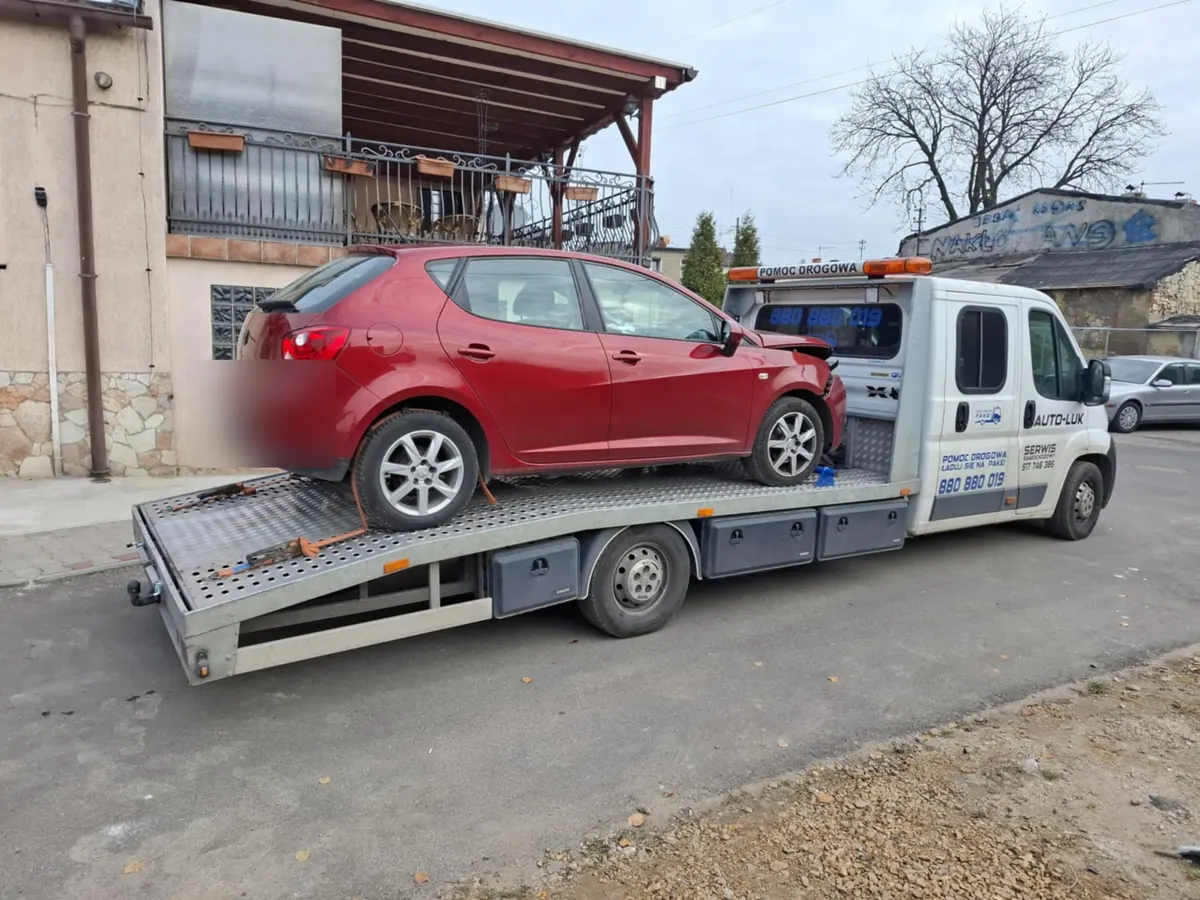 Seat Ibiza na platformie lawety, widok od tyłu