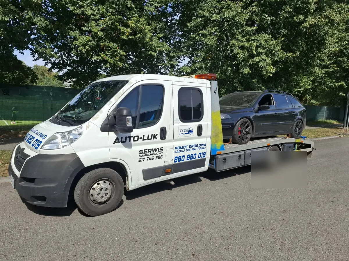 Laweta z sześciodrzwiową kabiną i ciemnym kombi na platformie