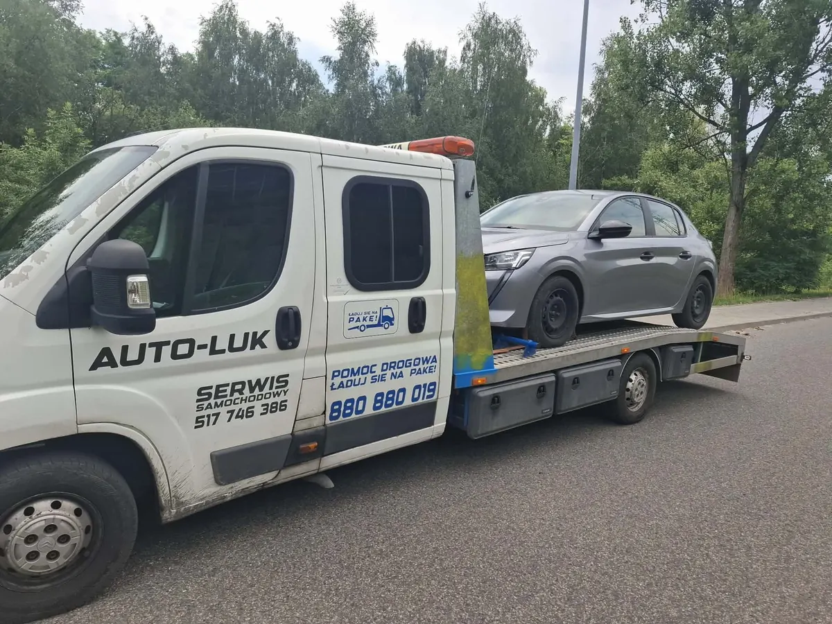 Laweta Ładuj się na Pakę z Peugeotem 208 na platformie, widok z boku