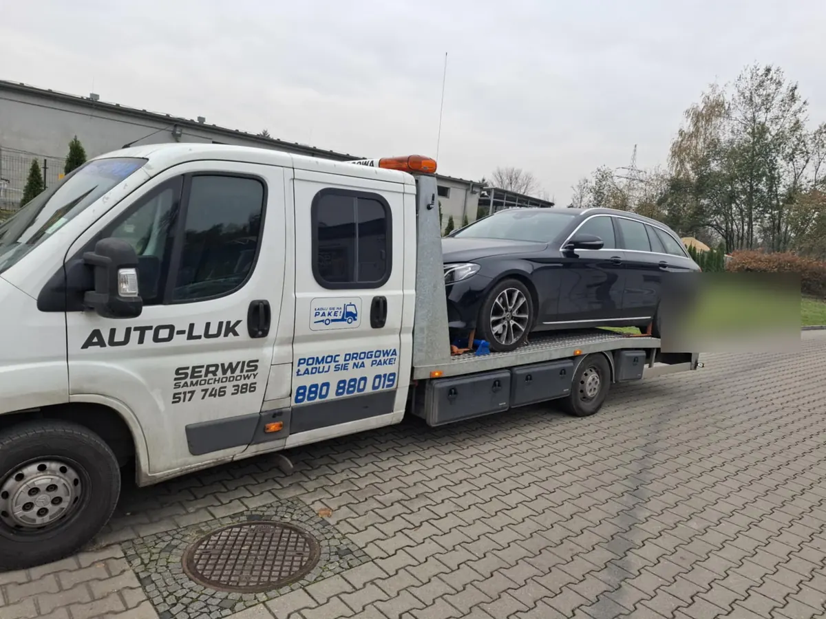Czarny Mercedes kombi na lawecie
