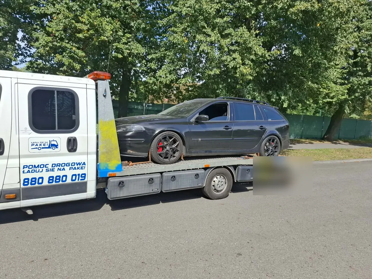 Ciemny Mercedes kombi na lawecie przy ulicy