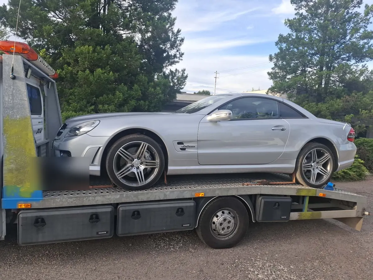 Mercedes SL na platformie lawety, widok z boku