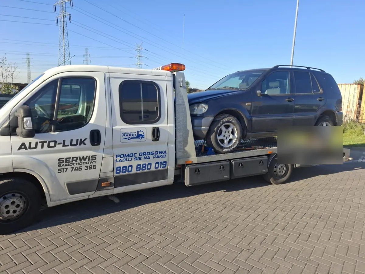 Mercedes ML na lawecie, widok z boku z kabiną