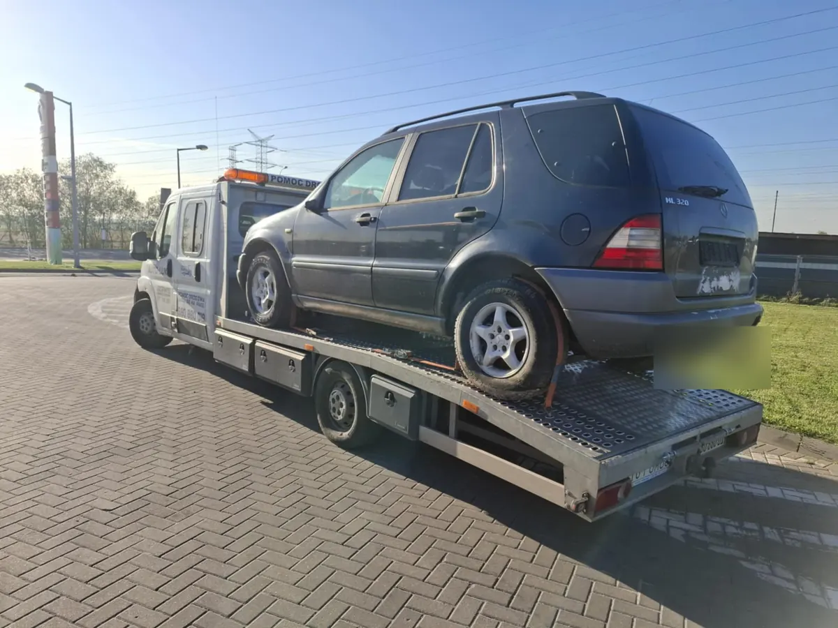 Mercedes ML na platformie lawety, widok od tyłu