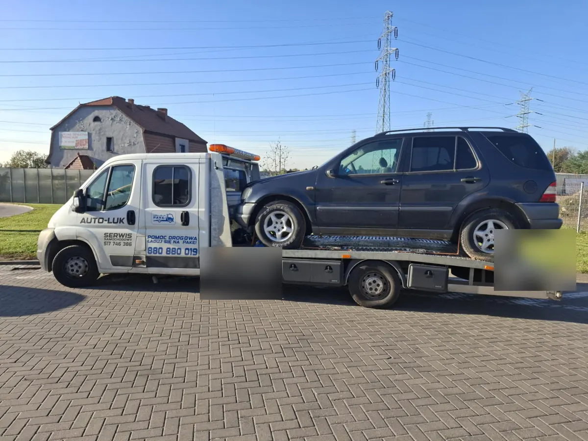 Mercedes ML na lawecie, widok z boku