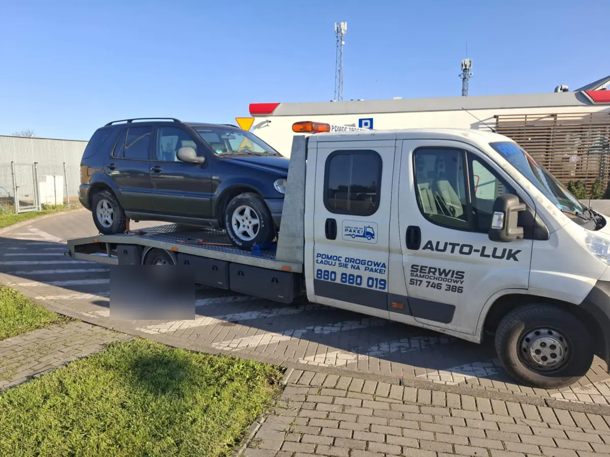 Mercedes ML na lawecie przed halą
