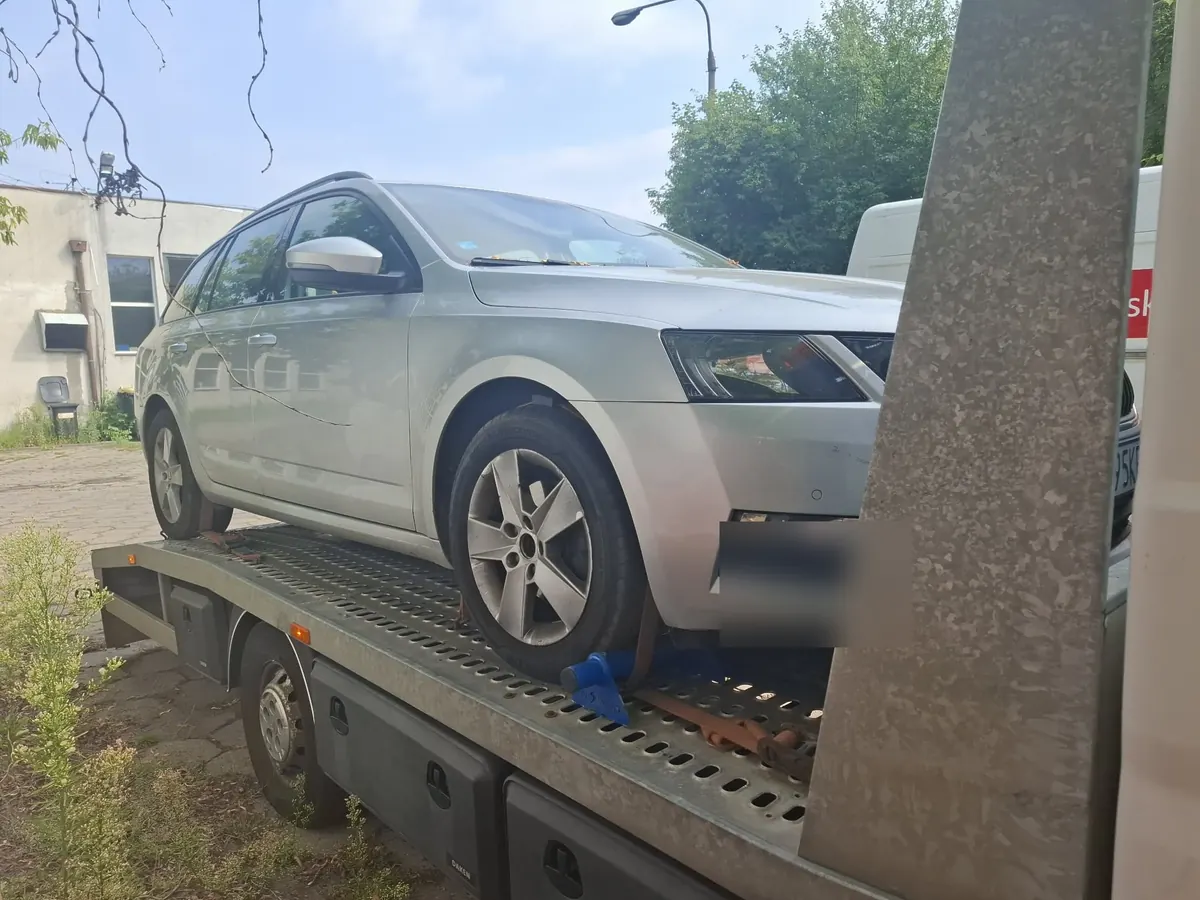 Skoda Octavia kombi na platformie lawety, widok z przodu