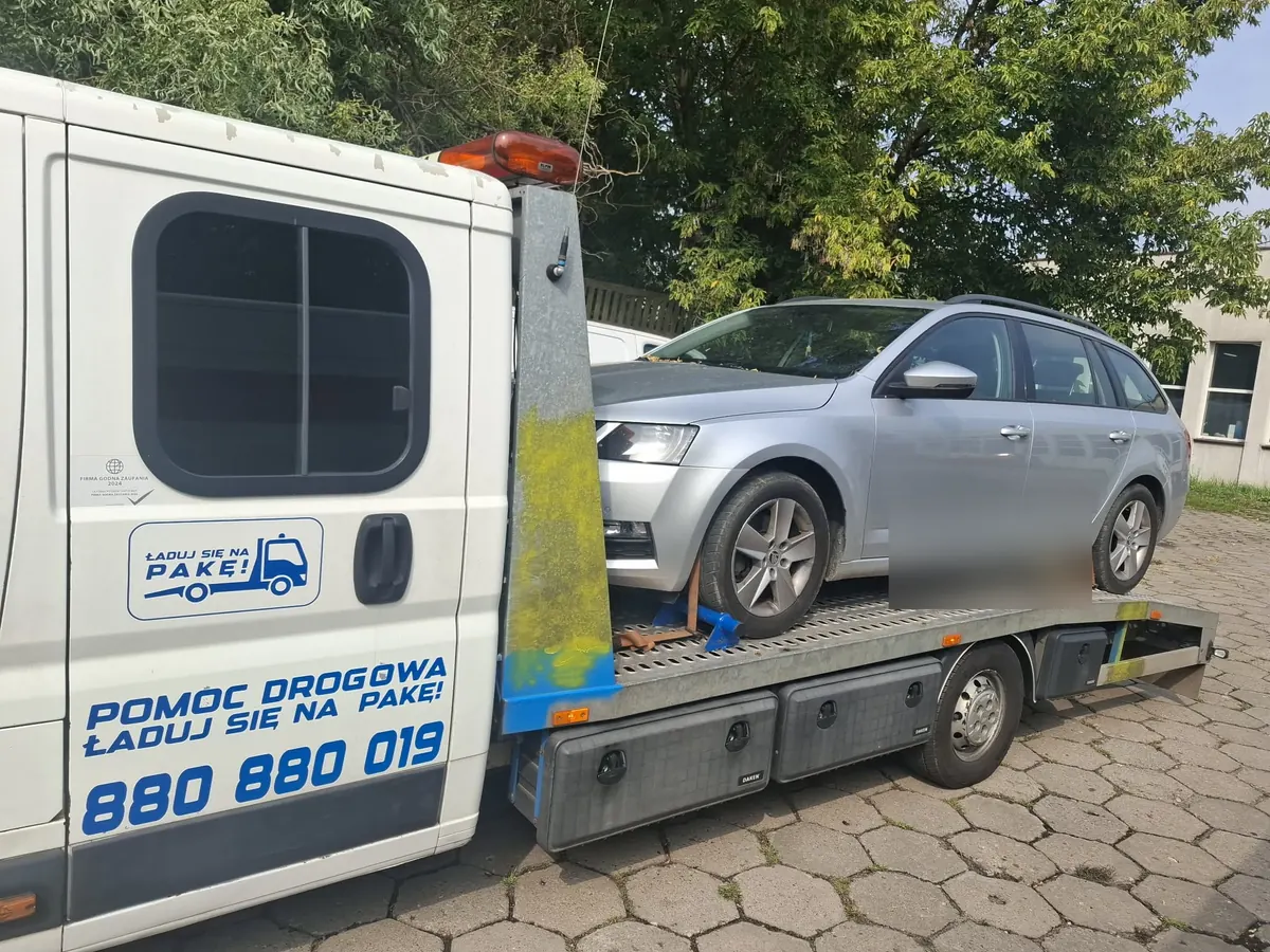 Skoda Octavia kombi na platformie lawety, widok od kabiny z logo