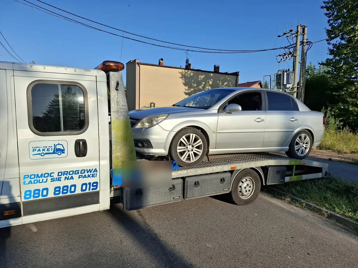 Srebrny Opel Vectra na platformie lawety