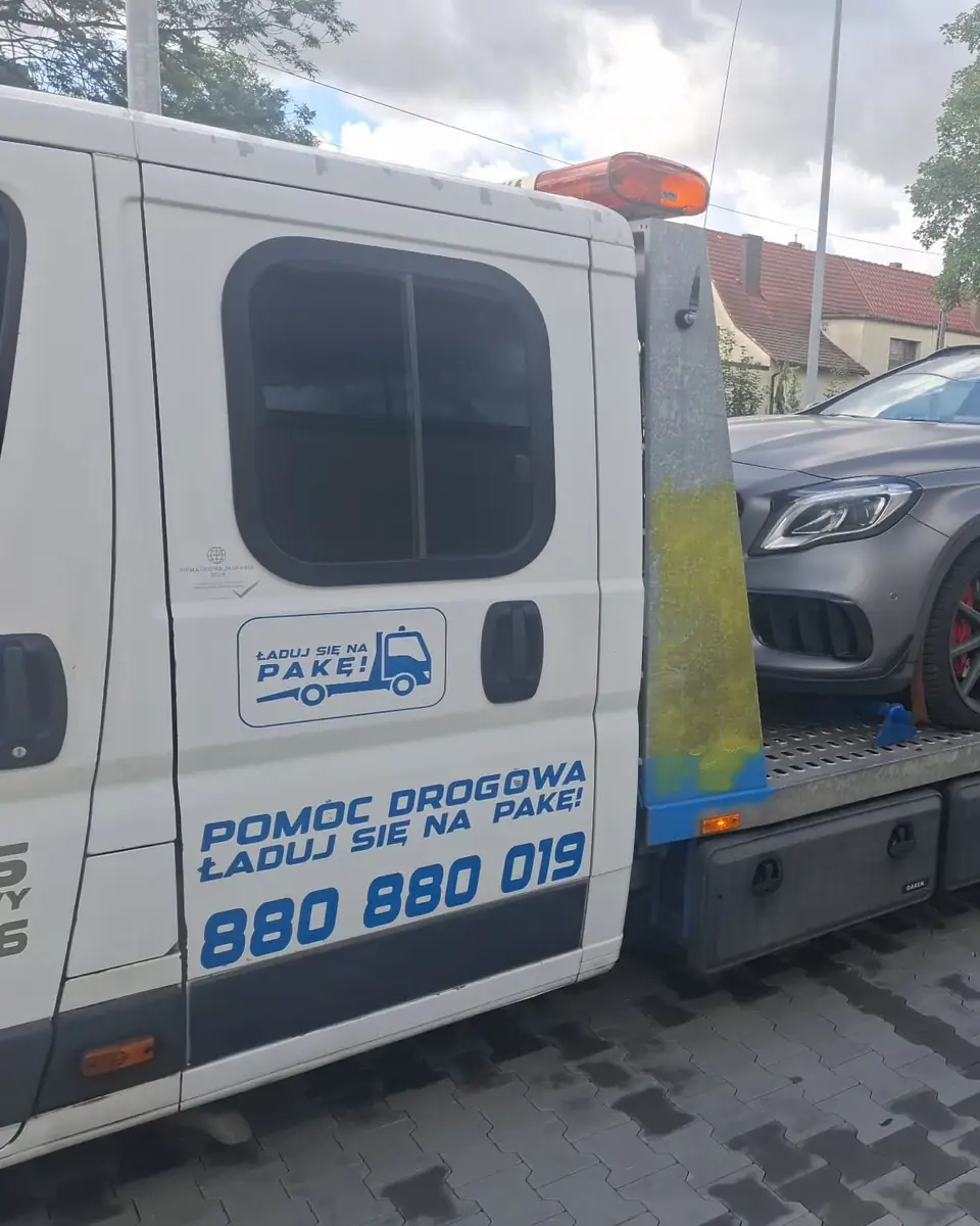 Laweta Ładuj się na Pakę z Mercedesem GLA na platformie, na drzwiach kabiny logo i numer 880 880 019